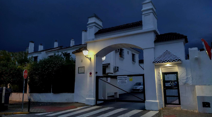 Nueva iluminación en la puertas peatonales