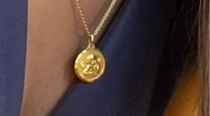 Perdida cadena de oro con medalla