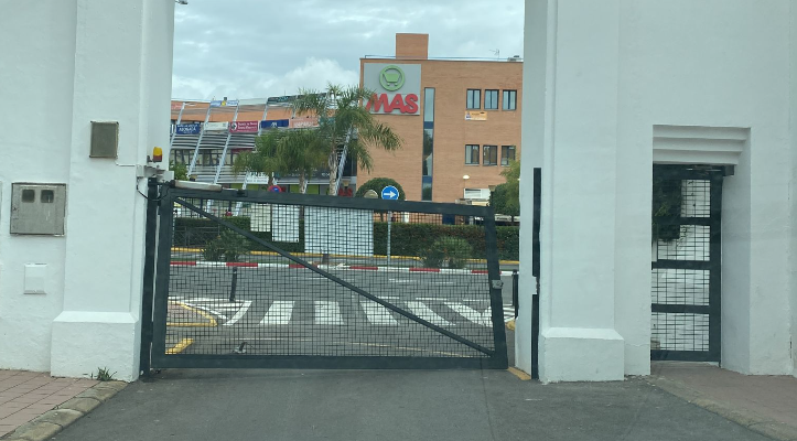 Salida de la puerta 1 de vehículos, averiada 