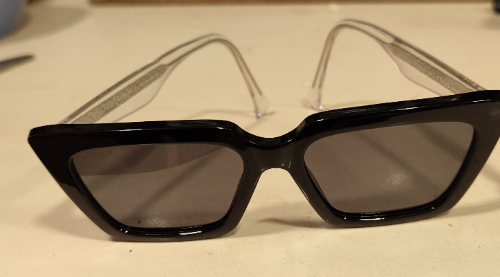 Encontradas gafas de sol en la puerta 1