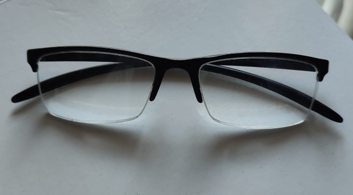 Encontradas gafas graduadas en Puerta 1