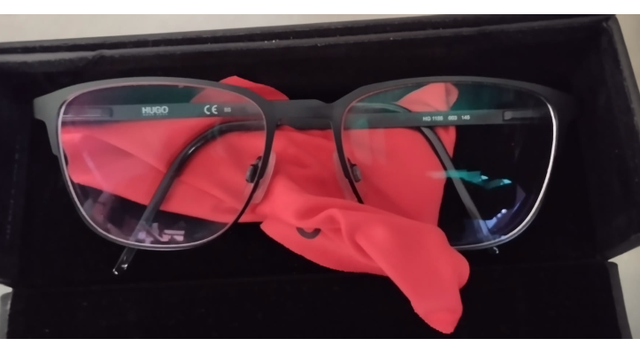 Gafas olvidadas en el club social