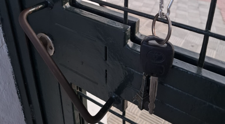 Llave de vehículo Toyota encontrada en la puerta 9