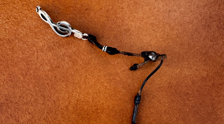 Pulsera encontrada en la puerta 4