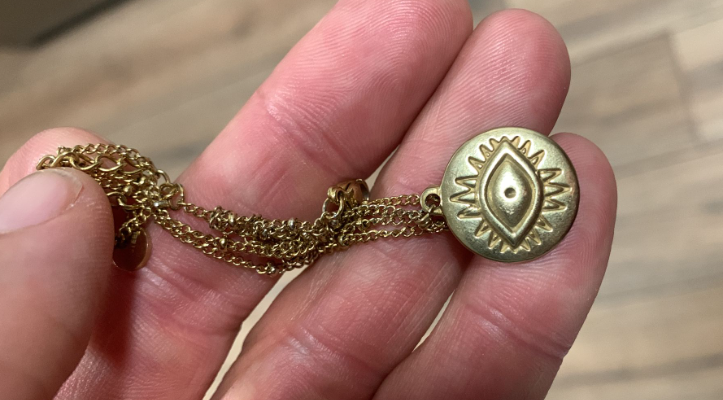Medalla encontrada en zonas comunes