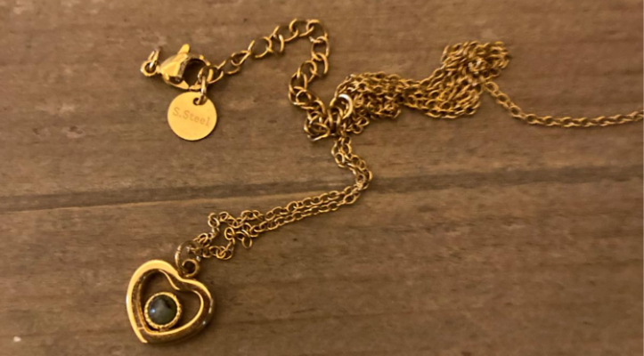 Encontrada cadena en la puerta 8
